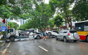 Cập nhật tình hình Hà Nội sáng nay: Nhiều ô tô chết máy vẫn nằm chắn ngang đường