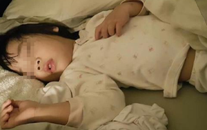 Bé gái 6 tuổi ngủ một mình trên chiếc giường 2 mét, nhưng lúc nào cũng kêu "chật chội", người mẹ bật khóc khi kiểm tra camera giám sát!