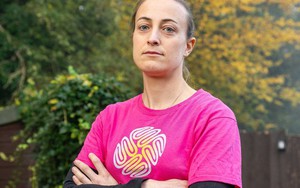 Cựu sao Arsenal phát hiện ung thư sau một lần nhìn thấy nhện