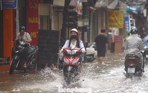 Mưa không kỷ lục như 2008, Hà Nội vì sao vẫn chìm trong nước?