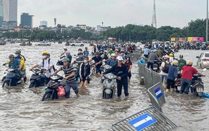 Hà Nội lại mưa to, lượng mưa so với trận lụt lịch sử 2008 thế nào mà nhiều nơi chìm trong biển nước?