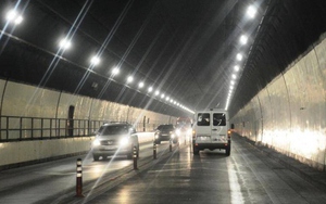 Quên bật đèn chiếu sáng khi lái xe vào hầm bị phạt bao tiền?