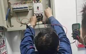 Tắt hết thiết bị điện trong nhà nhưng công tơ vẫn nhảy số, ngốn hơn 3,7 triệu đồng/tháng, người đàn ông gọi thợ đến kiểm tra thì được thông báo: “Có 1 dòng điện lạ”