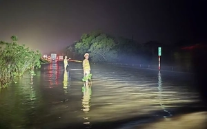 Sáng nay cao tốc Hà Nội - Thái Nguyên vẫn có đoạn ngập sâu 45cm