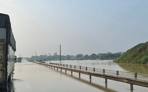 VIDEO: Cao tốc Hà Nội - Thái Nguyên ngập sâu, hạn chế xe di chuyển