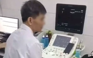 Bệnh viện thông tin việc bác sĩ vừa siêu âm vừa xem điện thoại