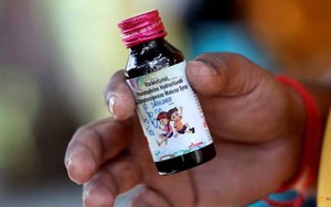 Siro ho khiến ít nhất 21 trẻ tử vong, chủ công ty dược phẩm Ấn Độ bị bắt