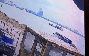 Clip: Nam tài xế cùng xe ben trượt xuống biển ở Cảng Tiên Sa