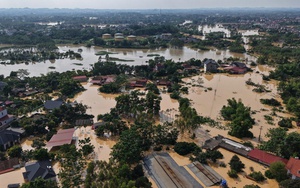 VIDEO: Những hình ảnh mới nhất ở nơi nước ngập sâu 2 m, dân sinh hoạt trên mái nhà