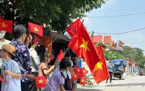 Người dân Bắc Ninh bịn rịn chia tay bộ đội giúp chống lũ