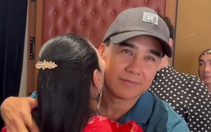 Phó chủ tịch Quyền Linh ăn mặc giản dị, ôm chặt một nữ NSƯT từ Mỹ về