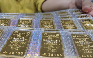 Giá vàng miếng SJC lên 143,6 triệu đồng/lượng, cửa hàng vàng ra thông báo quan trọng