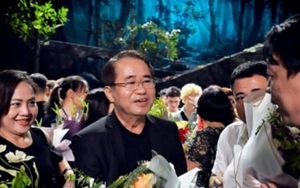 Nam NSND có học hàm Phó Giáo sư, từng giữ chức Giám đốc Nhà hát của quân đội