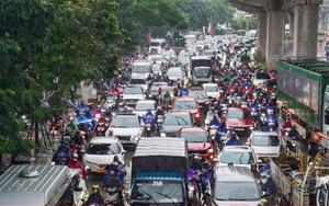 Dân công sở vất vả 'bò từng mét' giữa mưa tầm tã ở Hà Nội