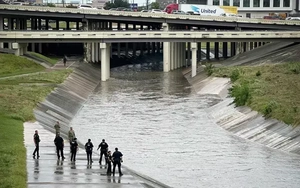 Mỹ phát hiện nhiều thi thể trôi sông ở Houston