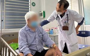 Người đàn ông cương quyết đòi ra viện chữa "bác sĩ gần nhà", 72 giờ sau phải cấp cứu trong hoảng loạn, la hét