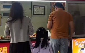 Nhìn hai mẹ con bên quầy đồ ăn vặt, tôi chợt hiểu: Vì sao có những đứa trẻ cả đời cũng không khá lên nổi