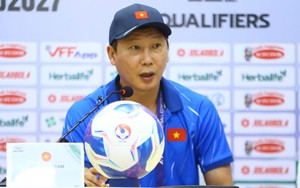 HLV Kim Sang-sik: "Mặt sân xấu quá, tuyển Việt Nam đá không nổi"