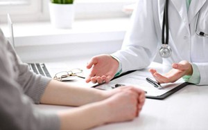 Người phụ nữ suy tuyến thượng thận, toàn thân nổi vân đỏ: Bác sĩ nói “do dùng thứ này 10 năm”