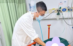 Mỗi ngày đều vỗ nhẹ vào đầu để "khai thông mạch máu", người đàn ông đi khám, nhận kết quả không ngờ