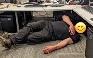 Danh tính của người đàn ông nằm ngủ dưới gầm bàn khiến dân mạng "toát mồ hôi hột"!