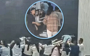 Phẫn nộ: Trường học bắt phụ huynh quỳ gối làm cầu cho học sinh bước qua, gọi đó là ‘bài học biết ơn’