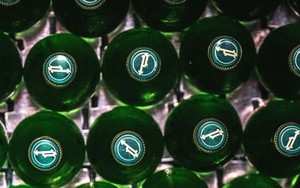 Cuộc cách mạng của nước đóng chai xa xỉ: Chuyên phục vụ giới tinh hoa, 1 lon đơn giản giá gần 50 nghìn đồng