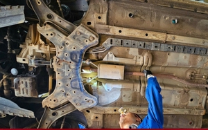 Cuộc 'đại phẫu' hồi sinh hàng trăm ô tô chết lâm sàng sau lũ