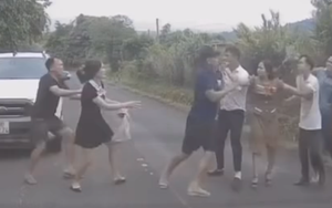 CLIP: Hai nhóm đánh nhau giữa quốc lộ sau va chạm ô tô