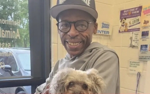 Người chủ bật khóc khi tìm thấy chó cưng bị thất lạc 10 năm