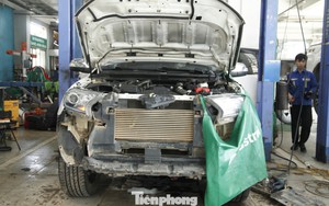 Sau lũ lịch sử, ô tô tiền tỷ bị ngập nước nằm chờ 'cấp cứu'