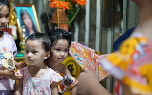 Ba đi xa, mẹ mất, ba chị em nhỏ vẫn cùng nhau đi bán vé số mưu sinh ở TP.HCM