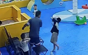 Bé trai 8 tuổi bị tát sưng mặt vì ném bóng trúng bạn trong khu vui chơi