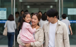 Cô gái trẻ đưa con nuôi đi xét nghiệm ADN để 'minh oan' với gia đình bạn trai