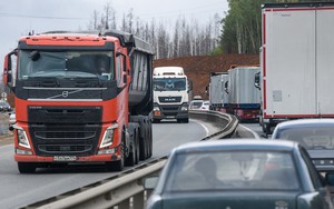 Tránh rủi ro từ lệnh trừng phạt, đồng minh thân cận của Moscow siết chặt kiểm soát biên giới, hàng nghìn xe tải chở hàng hóa từ Trung Quốc tới Nga tắc nghẽn nghiêm trọng