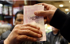 Trúng số 35 tỷ, chồng lén lút "donate" 4,4 tỷ cho streamer rồi vi vu du lịch rồi bị vợ bắt tại trận