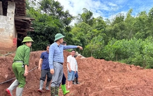 Xuất hiện vết nứt lớn trên sườn dốc ở Phú Thọ, di dời 84 người dân