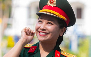 Nữ NSND mang hàm Đại tá, có bằng tiến sĩ, hiện là Giám đốc nhà hát