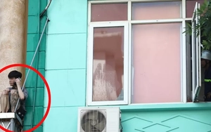 Nam thanh niên nghi 'ngáo đá' ngồi vắt vẻo ở lan can tầng 2 ngôi nhà