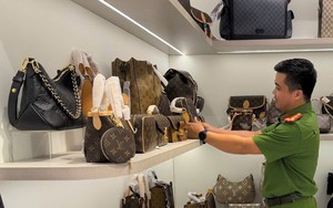 Đột kích loạt cửa hàng quanh chợ Hàn - Đà Nẵng: Công an phanh phui chiêu trò "treo đầu dê, bán thịt chó", thu giữ hơn 1.000 sản phẩm hàng hiệu giả