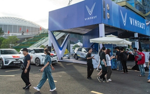 Hàng trăm khách Việt nô nức ‘test’ xe máy điện, ô tô điện VinFast ngày đầu VMF 2025: Lái thử, trúng thật mang xe về nhà