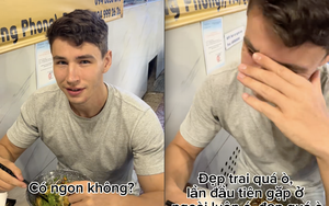 Đang đi ăn mì Quảng, khách Tây ngượng đỏ cả mặt khi gặp phải tình huống không ngờ tới