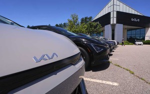 Mỹ chấm dứt trợ cấp xe điện từ hôm nay, người dân đổ xô đi mua trước "giờ G"