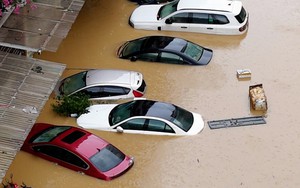 Choáng với hóa đơn 9 chữ số sửa chữa ô tô ngập nước, bằng 90% giá xe mới: Bảo hiểm có bồi thường?