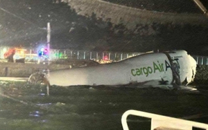 Máy bay trượt khỏi đường băng lao xuống biển ở Hong Kong