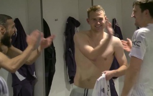 Cảnh tượng khó quên trong phòng thay đồ của MU, Harry Maguire được chào đón như người hùng