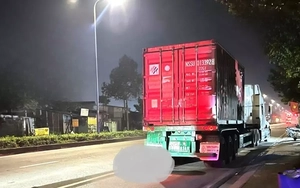 Vừa dừng lề đường mua cà phê, tài xế tá hỏa phát hiện người chết sau đuôi xe