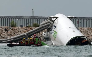 Cận cảnh hiện trường máy bay gãy đôi, 2 nhân viên mặt đất tử nạn thảm khốc ở sân bay Hồng Kông (Trung Quốc)