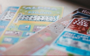 Người đàn ông may mắn kỳ lạ: Trúng độc đắc ở cả 2 nơi với cùng một dãy số