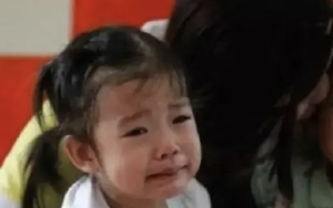 Bé gái 3 tuổi đi học về, giữ chặt quần nói "Con không đi vệ sinh được", mẹ cởi quần hộ thì tức giận bật khóc